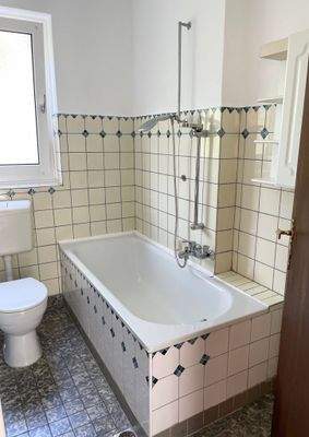 Badewanne mit gefliestem Spritzschutz