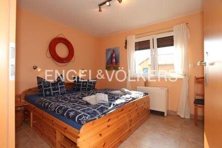 Schlafzimmer mit Doppelbett im EG