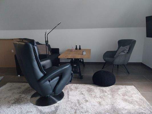 Wohnzimmer mit Dachschräge