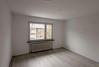 Leeres Zimmer mit Fenster