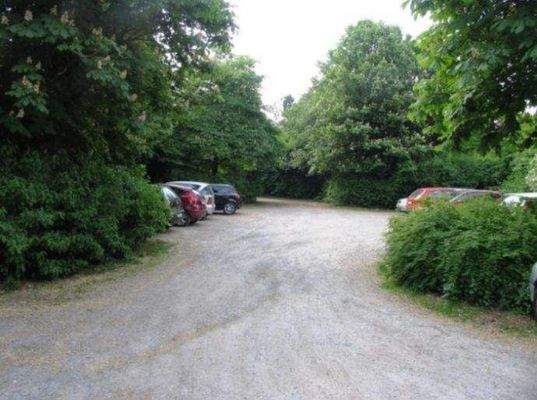 Parkplätze vor dem Haus