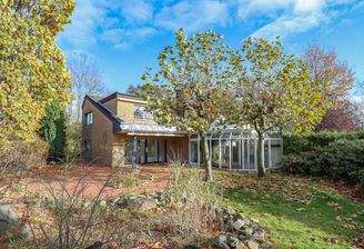 Hausansicht vom vorderen Garten