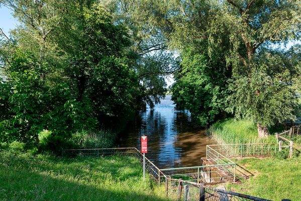 Ebbe und Flut live erleben. Blick auf das Schleusenfleth vom Grundstück aus