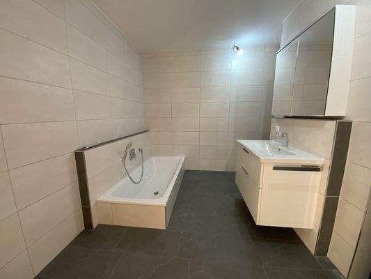 Badezimmer mit bodentiefer Badewanne