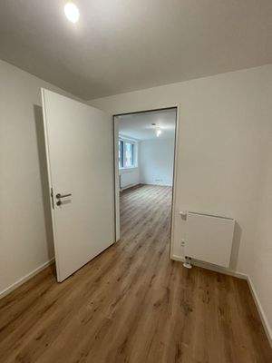 Ankleide : Büro Blick ins Schlafzimmer 