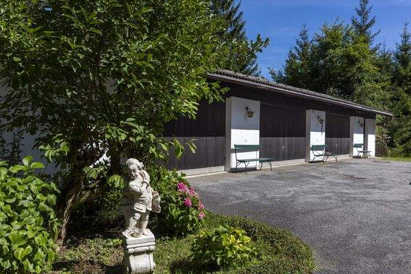 Sechs großzügige Garagen