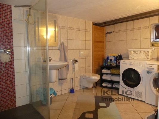 Hauswirtschaftsraum mit Dusche