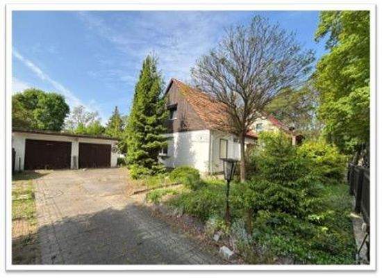 Ansicht mit beiden Garagen 