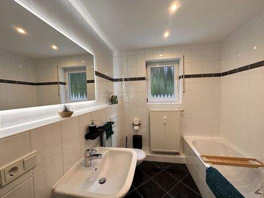 Tageslicht Duschbad mit Badewanne 