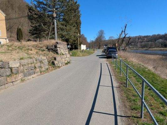 Angrenzend direkt am Elbradweg