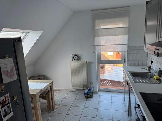 Helle Küche mit Dachfenster