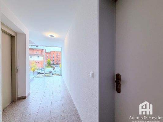 Treppenhaus mit Fahrstuhl