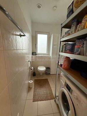 Gäaste WC mit Regalen