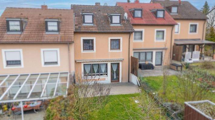 Rückansicht West mit Terrasse und Garten