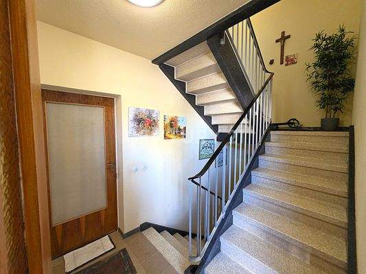 Freundliches Treppenhaus zwischen EG und OG