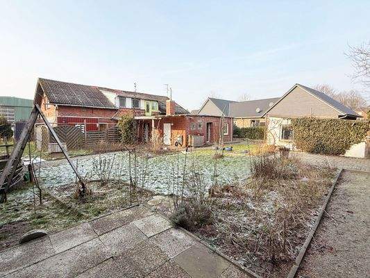 Hausansicht mit Garten