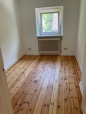 kleines Schlafzimmer zum Garten