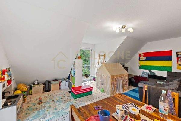 Ess- und Wohnbereich mit Zugang zum Balkon