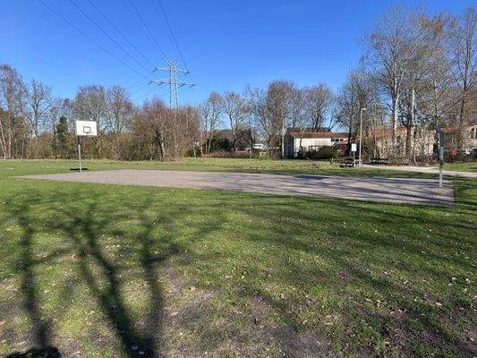 Basketballplatz in direkter Umgebung