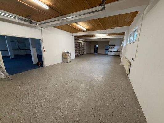 Lager m. Durchgang in Büro