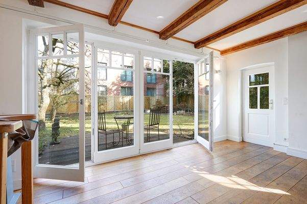 Nebengebäude mit vorgelagerter Terrasse