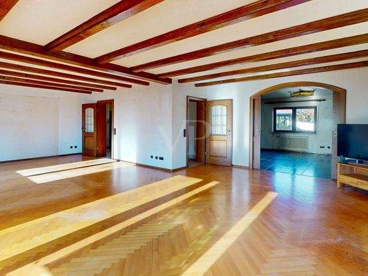 Offener Übergang vom Wohnzimmer zum Kaminzimmer