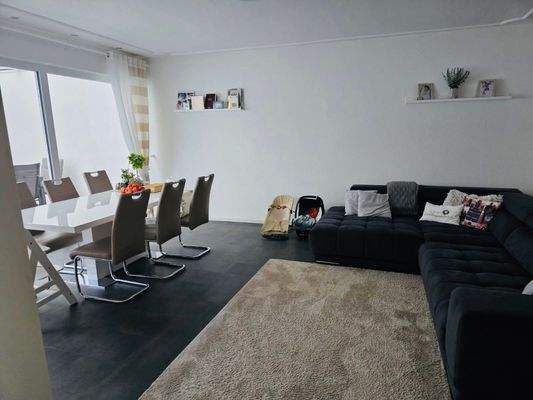 Wohn und Esszimmer mit angrenzender Terrasse. Terrassentür mit gleichschließender Zylinder wie Haustür.