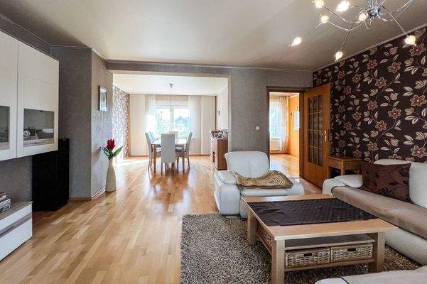 Blick vom Wohn- ins Esszimmer