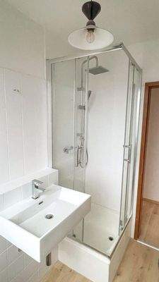 Badezimmer mit Regendusch