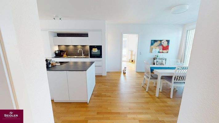 Blick in den Ess- und offenen Küchenbereich