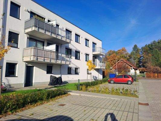 Parkplätze vor dem Haus