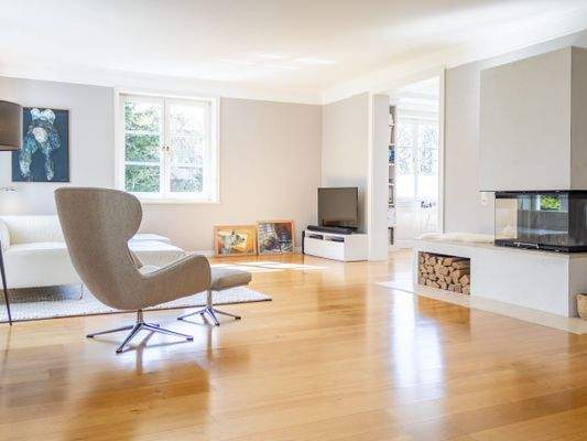 Großzügiges Wohnzimmer mit Kamin