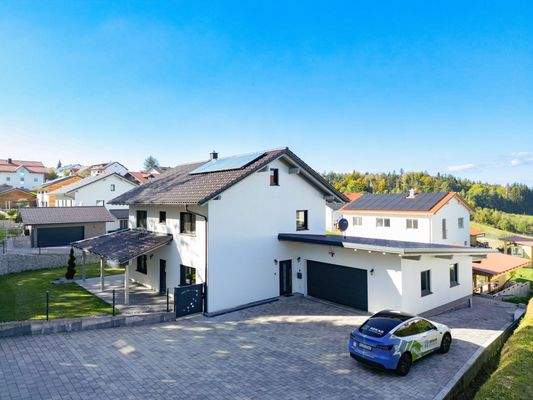 Große Einfahrt mit Doppelgarage