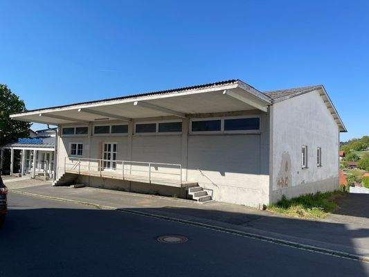 9 Gebäude mit Laderampe