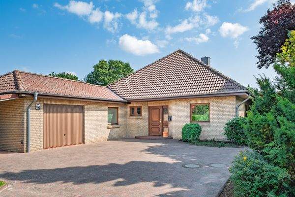 Auffahrt mit Garage und Stellplätzen