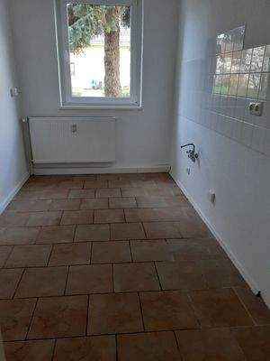 Leere Küche mit Fenster