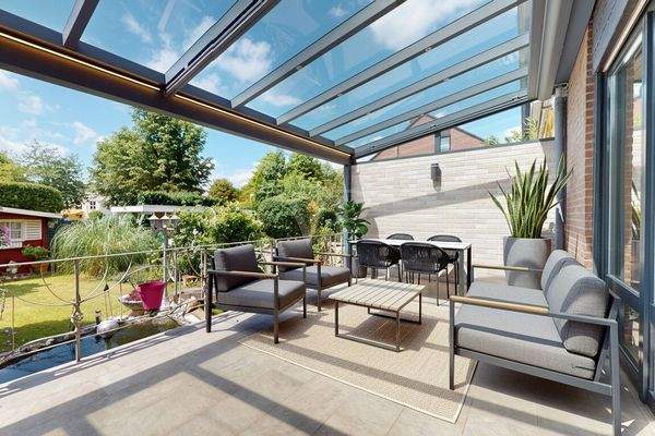 Großzügige überdachte Terrasse - mit KI eingerichtet