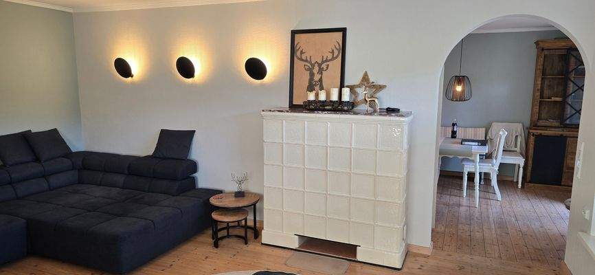 8. Wohnzimer mit Blick ins Esszimmer.jpg