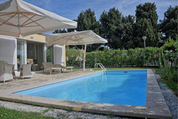 Sorgenfreie Harmonie im herrlichen Pool