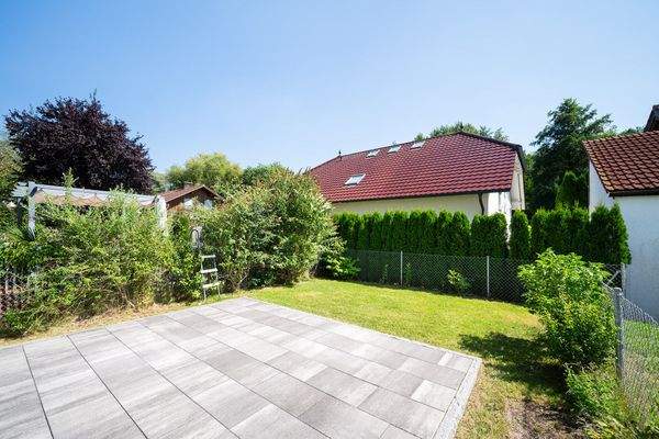 Herrlich angelegter Garten mit großer Terrasse