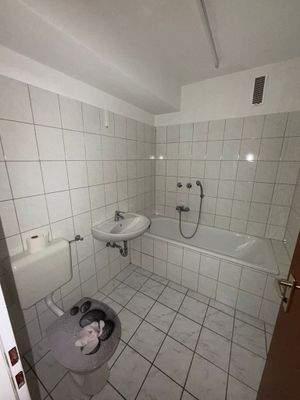 Weisses Badezimmer mit Wanne