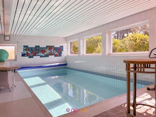 Beheizter Indoorpool mit Wellnessbereich