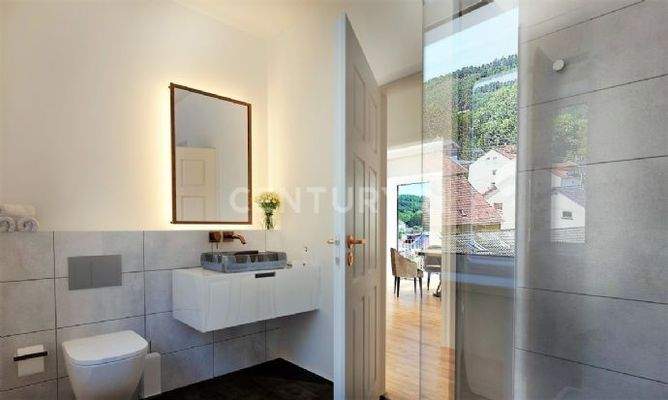 Bad mit Waschtisch und bodenebener Dusche