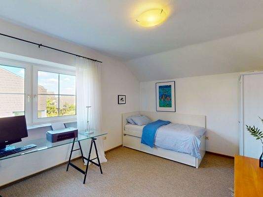 Stilvoll gestaltetes Schlafzimmer im Obergeschoss.