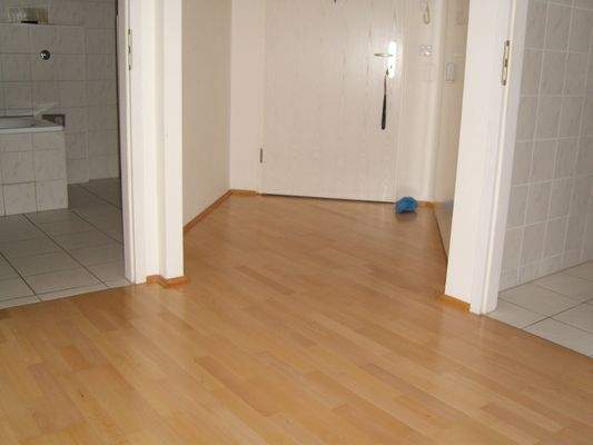 Eingangsbereich, links Bad, rechts Gäste-WC