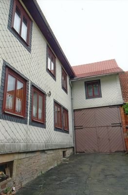 Seitenansicht mit Garage