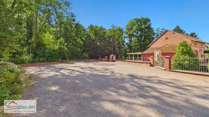 Hofraum / Parkplätze