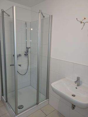 Bad mit Dusche und Wanne