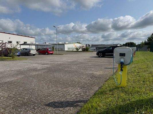 Parkfläche mit Ladesäulen