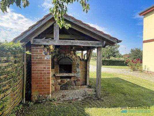 Gemütliche Ecke mit Ofen und Grill 